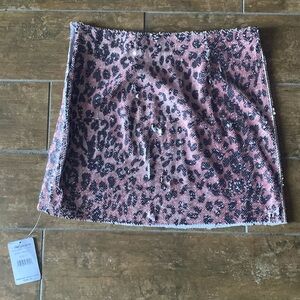 Free people sequin skirt. Size 2. NWT. Pink/black. Elastic waist.